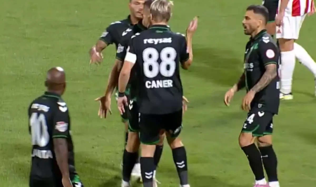 Caner Erkin Takım Arkadaşına Tokat Attı