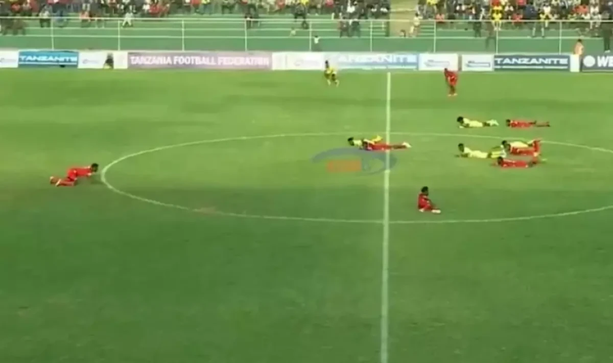 Tüm futbolcular yere yattı! Yeşil sahalarda panik anları